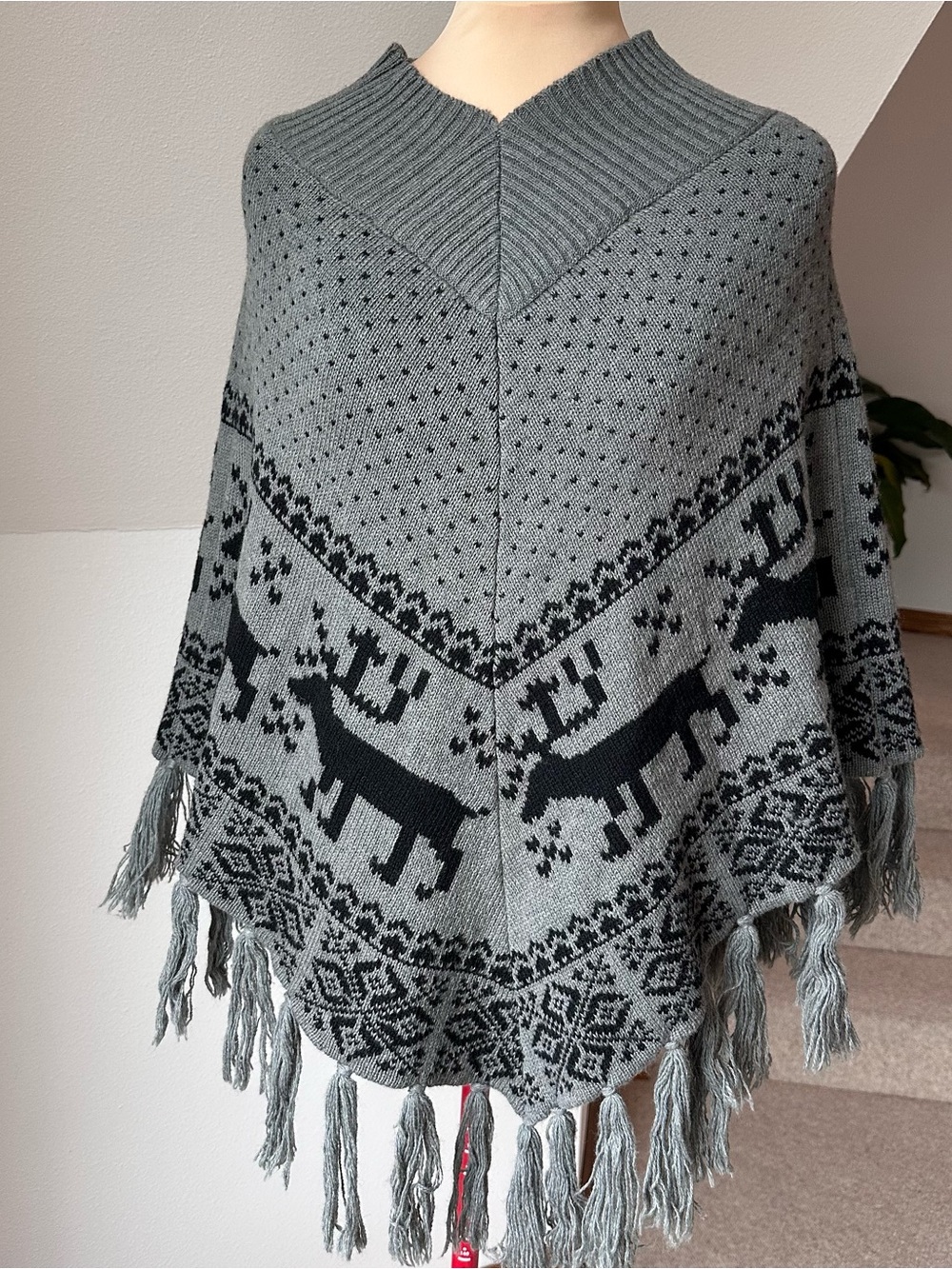 Steve Madden Wrap Poncho One Size Reindeer Fair Isle Knit Fringe Wool Blend - Picture 2 of 8